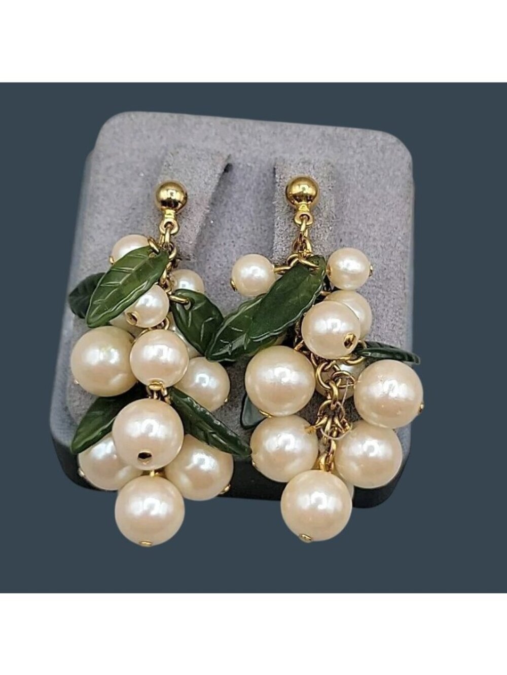 Vtg Avon Pearlesque Grape Cluster Dangling Post Earrings 1997 Faux Jade Accent